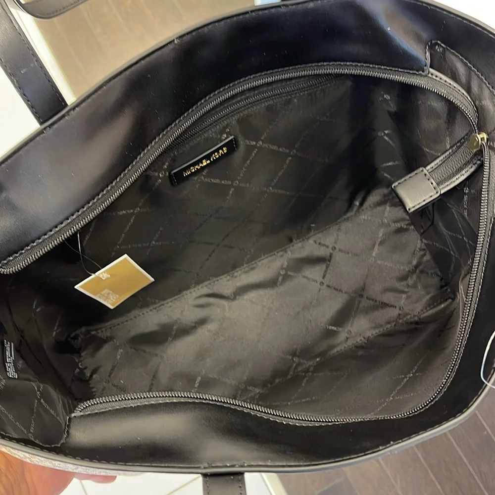 Michael Kors Jet Set Medium Two-Tone Logo Tote Shoulder Bag
BLACK COMBO
NWT - Picture 9 of 16